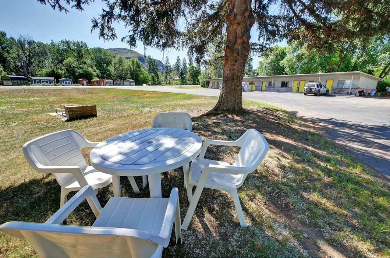 Idle A While Motel Twisp Екстериор снимка